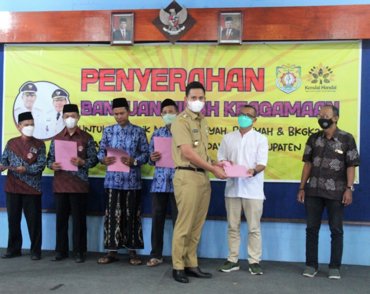 Bupati Kendal Serahkan Bantuan Hibah 12, 4 Miliar untuk Guru Keagamaan