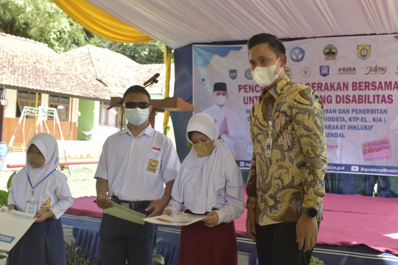 Pemberian Adminduk Kepada 742 Siswa Disabilitas