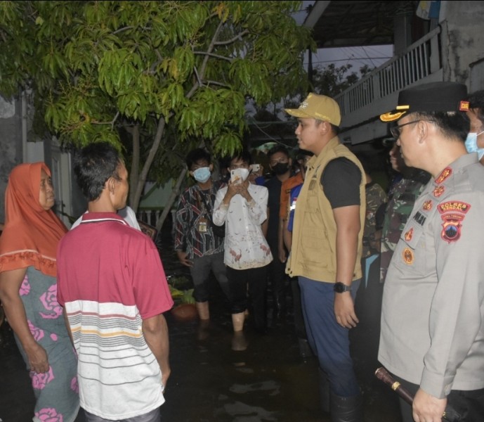 Kunjungi Lokasi Banjir Rob, Bupati Dico Pastikan Kebutuhan Warga Tercukupi