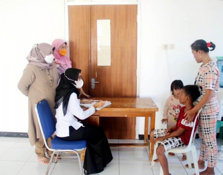 Pemkab Kedal Berikan Pengobatan Gratis 24 Jam Bagi Warga Terdampak Rob