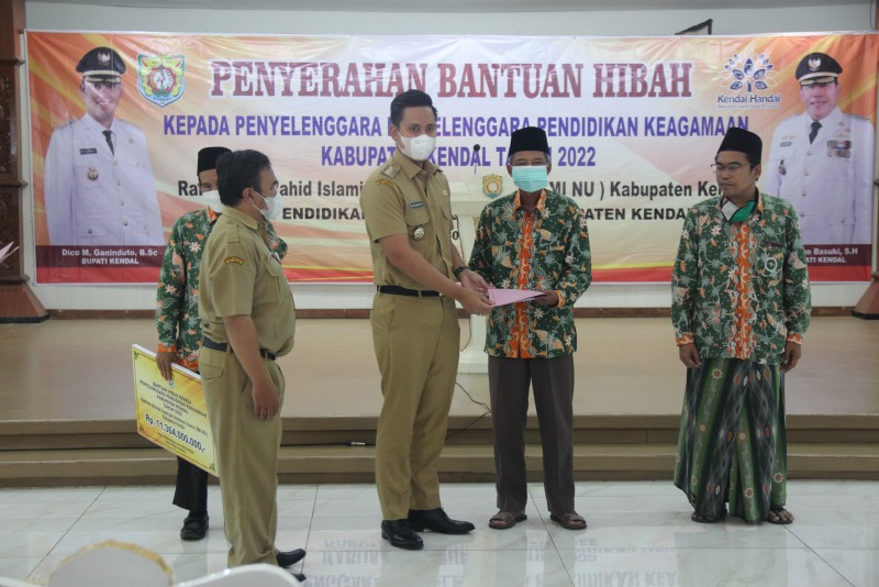 Bupati Kendal Serahkan Bantuan Hibah Keagaaman Tahun 2022 Kepada RMI Kendal