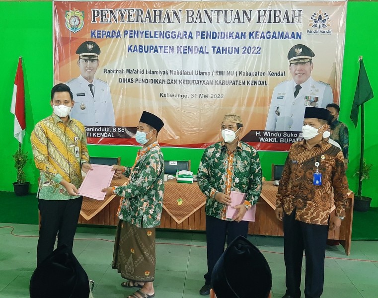 Bupati Kendal Serahkan Bantuan Hibah Keagamaan  RMI NU di Tingkat Kecamatan