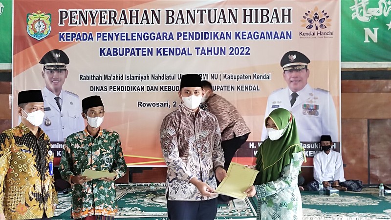 Bupati Kendal Berikan Bantuan Dana Hibah Bagi ke 374 Guru TPQ/Madin