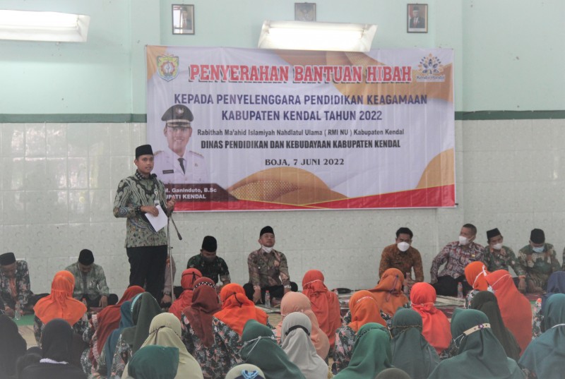 Bupati Kendal Serahkan Bantuan Hibah Keagamaan Kepada RMI NU Boja