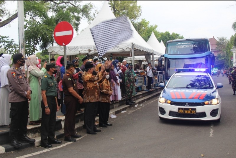 Wakil Bupati Kendal Melepas Keberangkatan Jamaah Haji