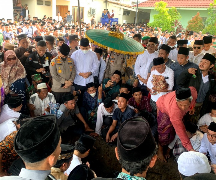 Bupati Dico Beserta Forkopimda Ikuti Pemakaman Almarhum KH. Dimyati Rois