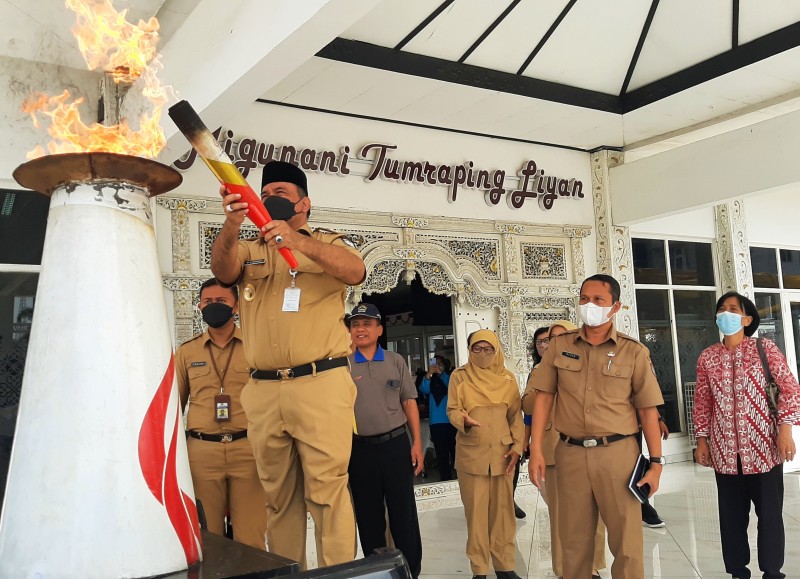 Tiba di Kendal, Wabub Nyalakan Kirab Obor Virtual PeSONas Tahun 2022