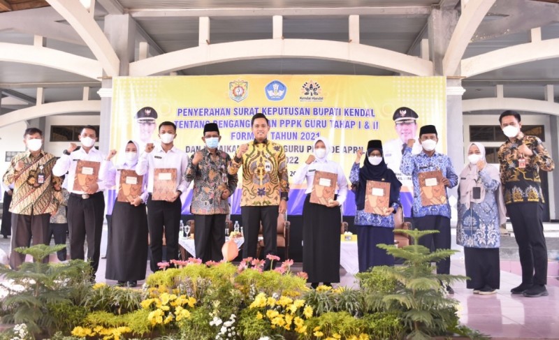 Pemkab Kendal Serahkan SK Guru PPPK Seleksi Tahap Satu dan Dua Tahun 2021