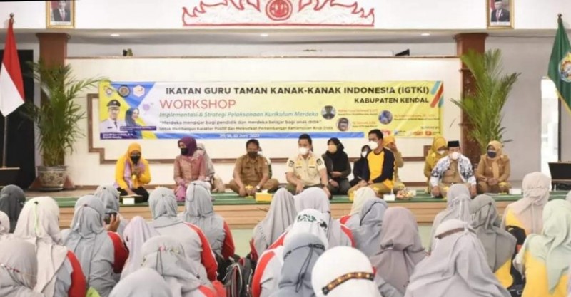 Bupati Kendal Membuka Acara Workshop Strategi Kurikulum  Merdeka