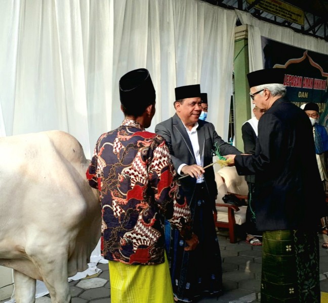 Wakil Bupati Kendal Melaksanakan Sholat Idul Adha 1443 H di Masjid Agung