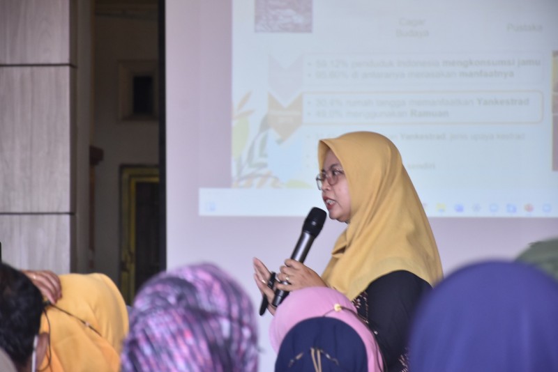 Kemenkes dan Dinkes Kendal Memberikan Edukasi Pembuatan Jamu dan Vaksinasi