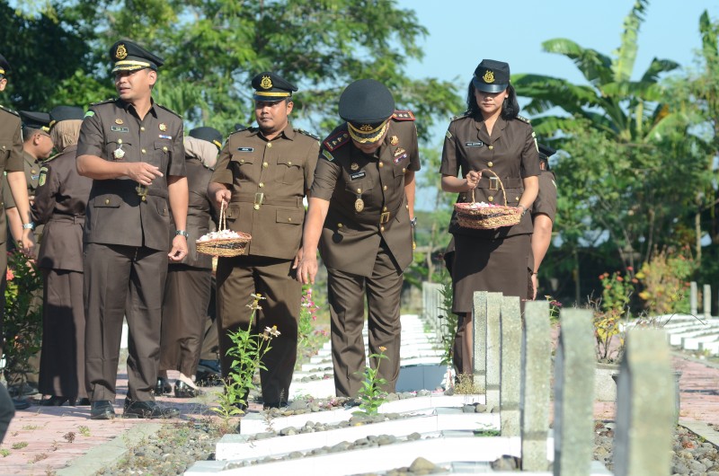 Memperingati HBA ke 62, Kejaksaan Negeri Kendal Ziarah di TMP Kusuma Jati
