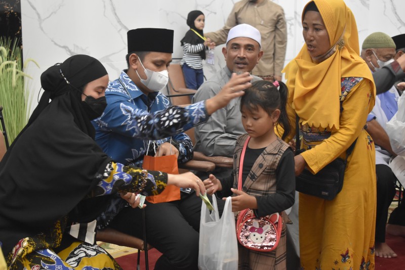 Bupati Kendal Bersama Istri Memberikan Santunan Kepada Anak Yatim Piatu