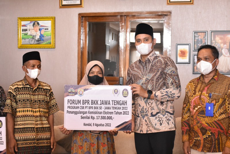 Bupati Dico Serahkan Bantuan Rehab RTLH Kepada Warga Desa Plososari