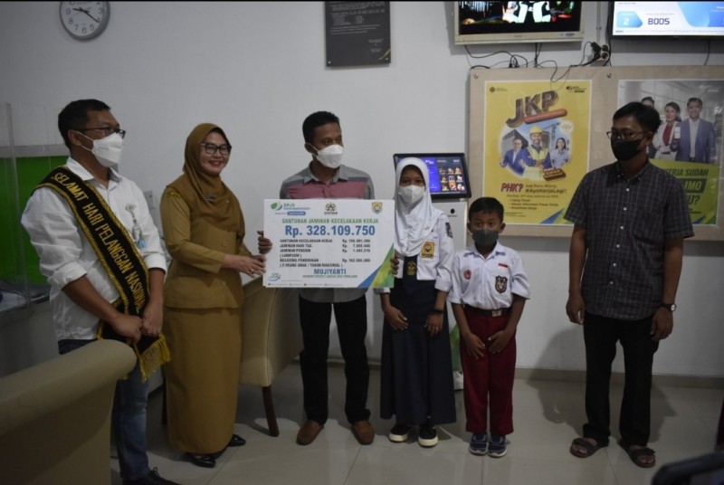Disperinaker Kendal Serahkan Klaim BPJS Ketenagakerjaan Kepada Masyarakat