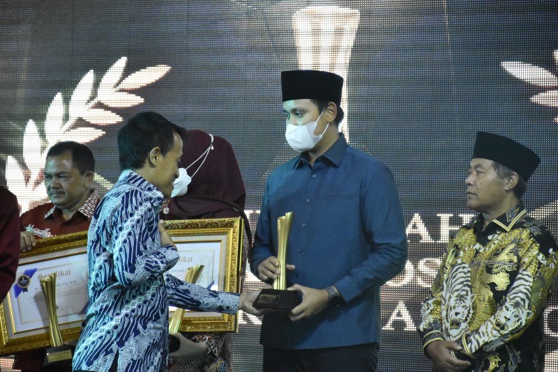 Bupati Kendal Menerima Penghargaan Jawa Pos Tahun 2022