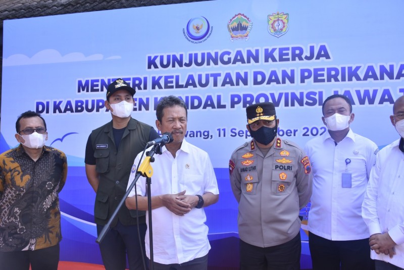 Menteri Kelautan dan Perikanan Meninjau Kondisi Nelayan Tawang