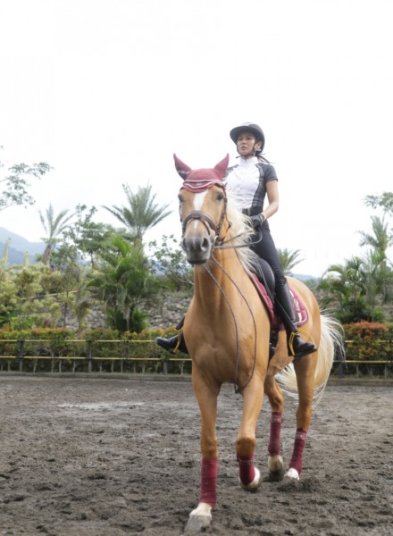 Nikmati Indahnya Alam, Artis Dian Sastro Berlatih Kuda di Santosa Stable Ke