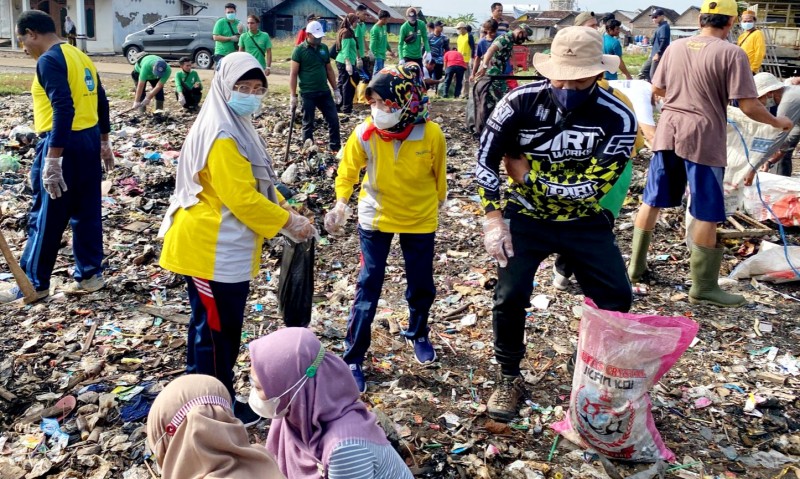 Dukung Program Kotaku, Pemkab Kendal Bersama Warga Bersih-bersih Sampah