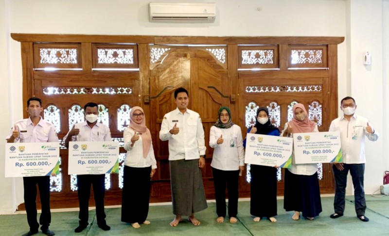 Bupati Dico Bersama Multanti Serahkan BSU Kepada Peserta BP Jamsostek
