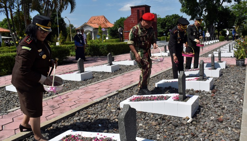 Peringatan Hari Pahlawan, Wabup dan Fokopimda Ziarah ke Makam Pahlawan