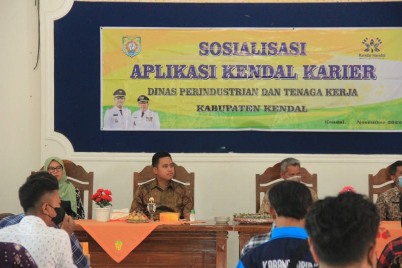Dico M. Ganinduto Sosialisasikan Aplikasi Kendal Karier