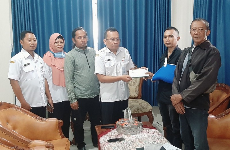 DKP Serahkan Bantuan Perawatan Kepada Mukolik Nelayan yang Mengalami Musiba