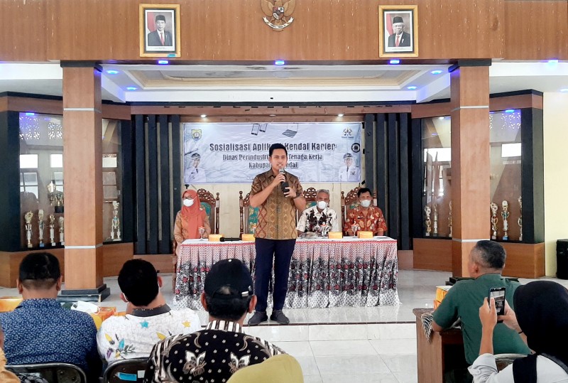 Bupati Dico Ajak Para Kepala Desa Sosialisasikan Aplikasi Kendal Karier