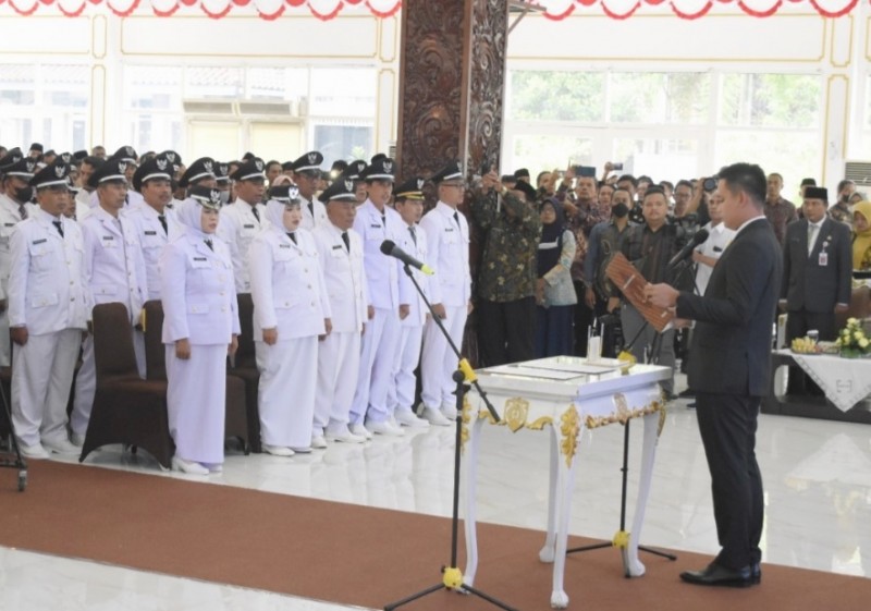 Lantik 62 Kades, Bupati Dico : Kades Harus Berikan Layanan Terbaik