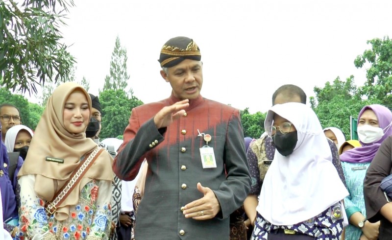 Bersama Gubernur Jawa Tengah, Ketua TP PKK Bagikan Suplemen Penambah Darah