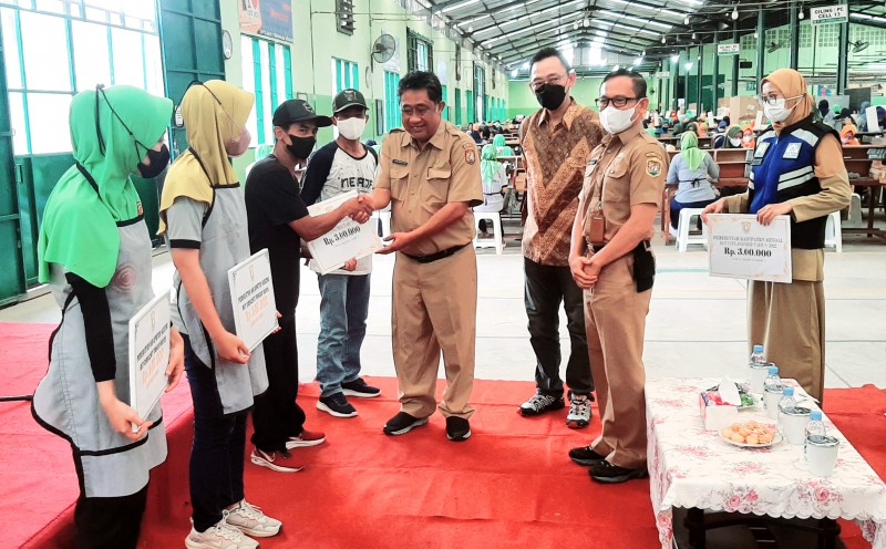 Pemkab Kendal Serahkan BLT DBHCHT dan BLT Penanganan Dampak Inflasi Daerah