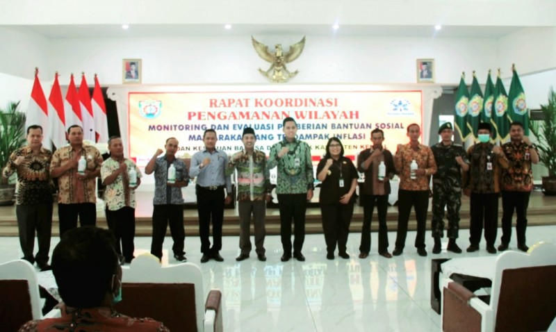Bupati Kendal Serahkan Bantuan Pupuk Cair Kepada Para Petani