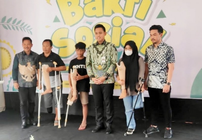 Bupati Dico dan Kristian Serahkan Bantuan Kaki Tangan Palsu