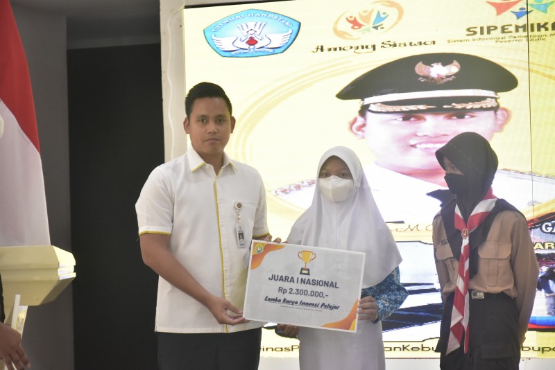 159 Pelajar Tingkat SMP Menerima Beasiswa Siswa Berprestasi