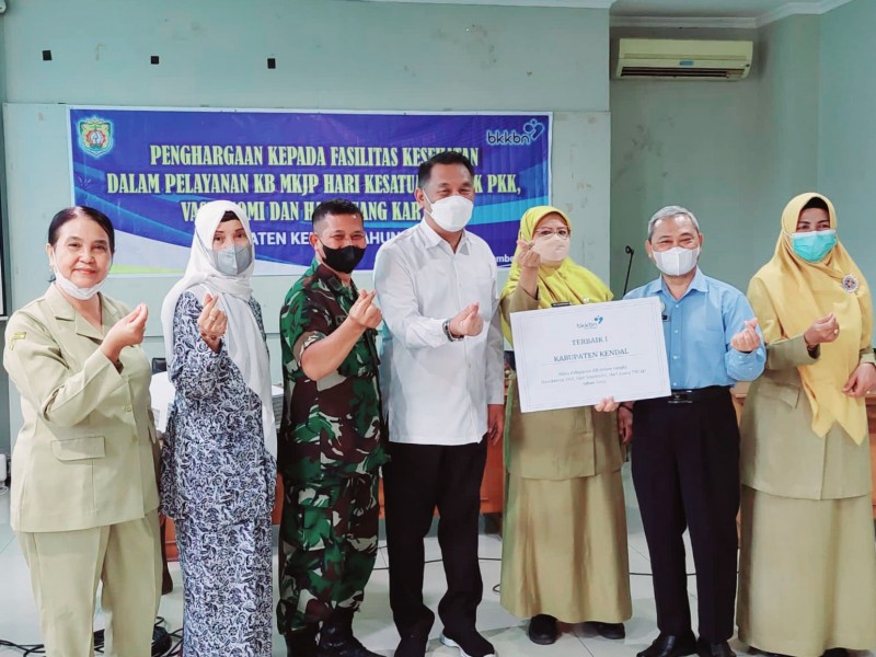 Pemkab Kendal Raih Penghargaan Pelayanan KB MKJP dari BKKBN Jateng