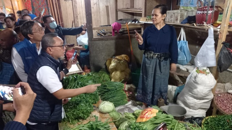 Menteri Perdagangan Zulkifli Hasan Pantau Harga Bapok di Pasar Sukorejo