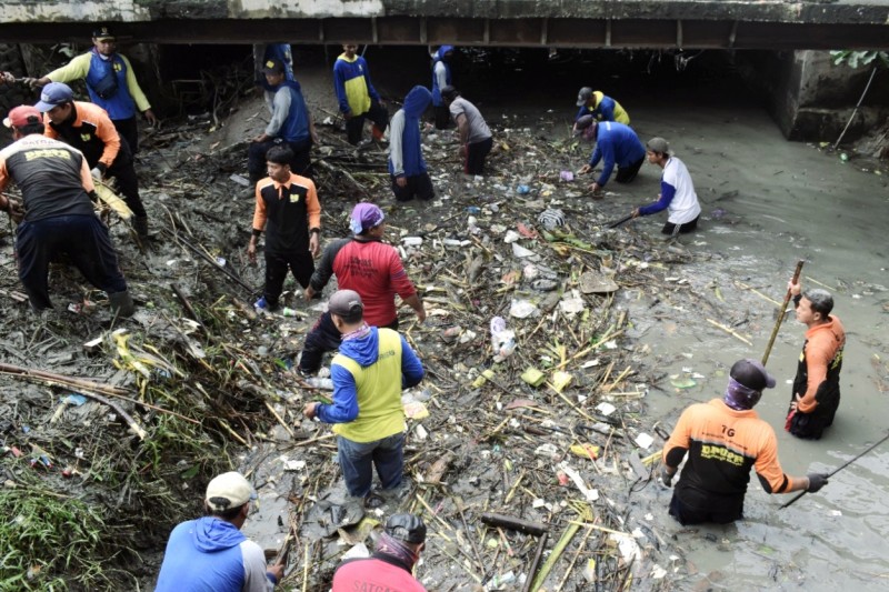Pemkab Kendal Bersihkan Sampah di Kali Masjid Agung Kendal