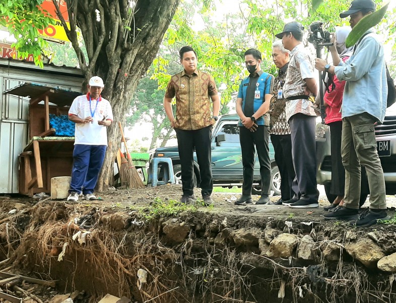Tinjau Sekolah Terdampak Banjir, Bupati Kendal Akan Segera Perbaiki