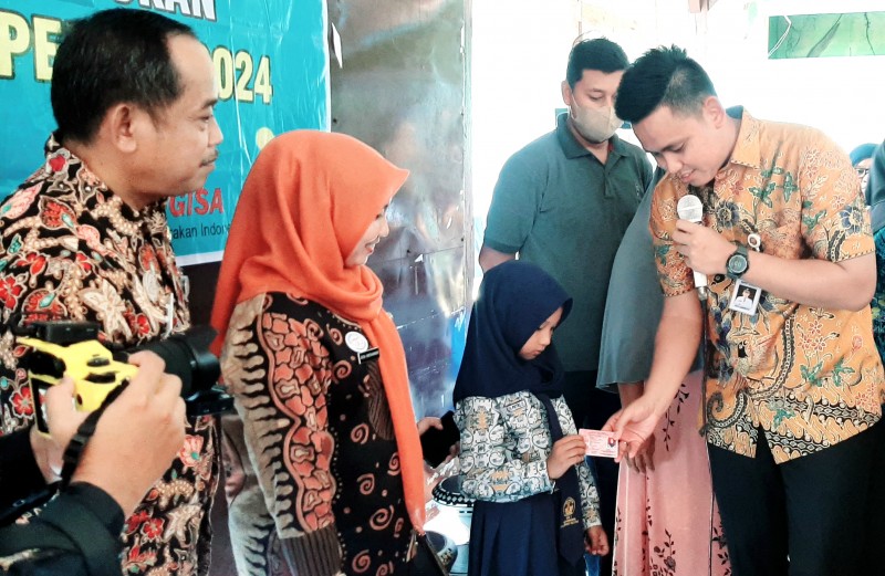 Bupati Kendal Monitoring Pelayanan Adminduk dan Beri Motivasi Siswa