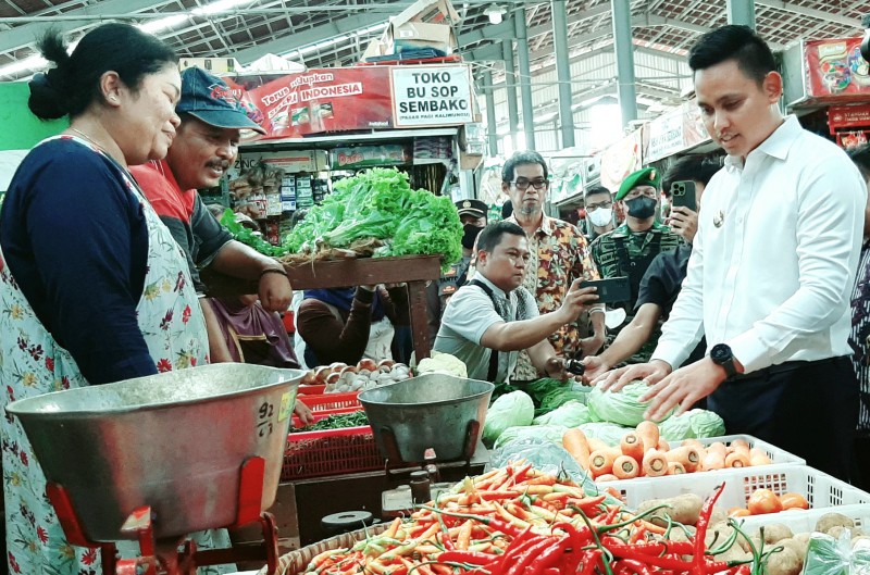 Bupati Kendal Cek Harga Bapokting di Pasar Pagi Kaliwungu