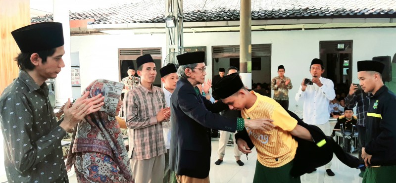 Pemkab Kendal dan Pimpinan Ponpes Manbaul Hikmah Lepas Kontigen Sepak Bola