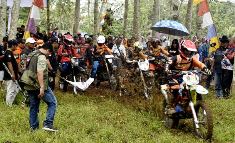 Komunitas Trail Singorojo Gelar Event Bakti Sosial untuk Pembangunan Masjid