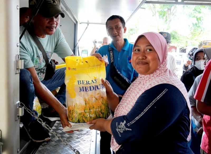 Disdagkop dan UMK Kendal Bersama Bolog Gelar Operasi Pasar Beras Medium