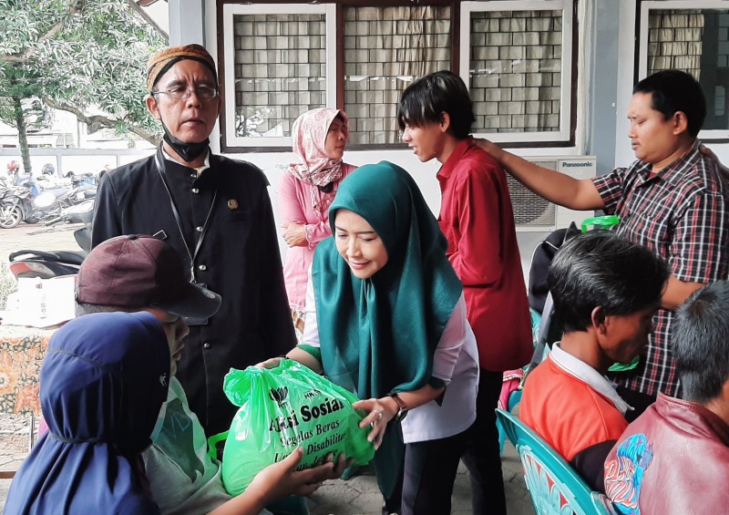 Dinas Sosial dan DPD Perempuan Tani KHTI Jateng Salurkan Bantuan Sembako
