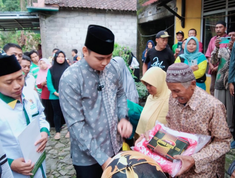 Bupati Dico Serahkan Bantuan Warga Terdampak Banjir dan Longsor