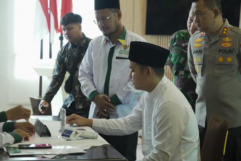 Bupati Kendal Bersama Para Pejabat ASN Berzakat Melalu Baznas