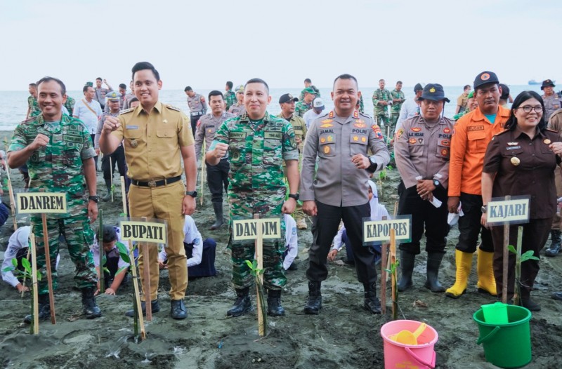 Pemkab Kendal Bersama Forkopimda Tanam Mangrove di Pantai Ngebum