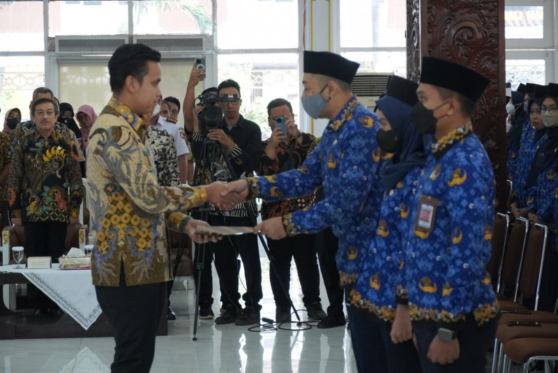 Bupati Kendal Serahkan 490 SK Pengangkatan PNS Dilingkungan Pemkab Kendal