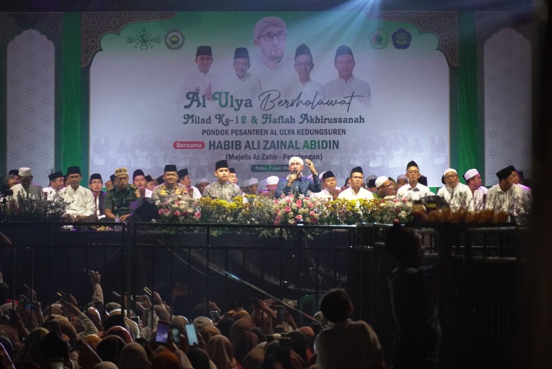 Bupati Kendal Hadiri Acara Sholawat Bersama AZ Zair di Ponpes Al-Ulya