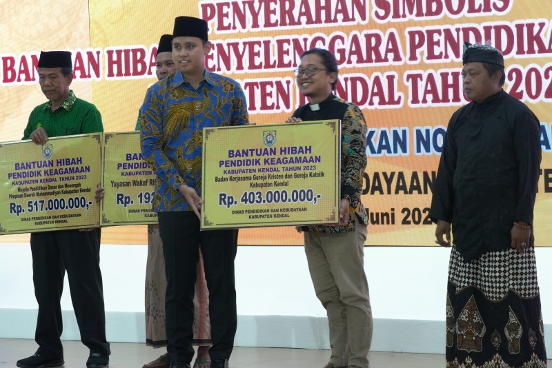 Pemkab Kendal Serahkan Bantuan Hibah Penyelenggara Pendidikan Keagamaan